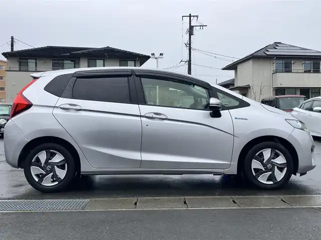 ホンダ フィット ハイブリット Lパッケージ 静岡県 2014(平26)年 7.9万km アラバスターシルバーメタリック エンジンスタートボタン/パワーステアリング/パワーウィンドウ/アイドリングストップ/スマートキー/スペアキー1本/オートエアコン/クルーズコントロール/ETC/ドライブレコーダー/SDナビ（CD/DVD/フルセグ）/純正フロアマット/ハーフレザーシート/ABS/横滑り防止装置/オートライト/LEDヘッドライト/Wエアバッグ