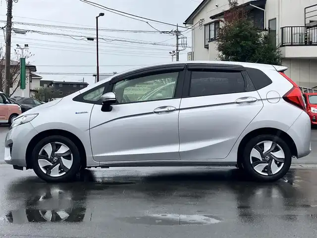 ホンダ フィット ハイブリット Lパッケージ 静岡県 2014(平26)年 7.9万km アラバスターシルバーメタリック エンジンスタートボタン/パワーステアリング/パワーウィンドウ/アイドリングストップ/スマートキー/スペアキー1本/オートエアコン/クルーズコントロール/ETC/ドライブレコーダー/SDナビ（CD/DVD/フルセグ）/純正フロアマット/ハーフレザーシート/ABS/横滑り防止装置/オートライト/LEDヘッドライト/Wエアバッグ