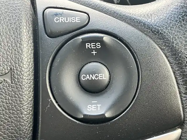 ホンダ フィット ハイブリット Lパッケージ 静岡県 2014(平26)年 7.9万km アラバスターシルバーメタリック エンジンスタートボタン/パワーステアリング/パワーウィンドウ/アイドリングストップ/スマートキー/スペアキー1本/オートエアコン/クルーズコントロール/ETC/ドライブレコーダー/SDナビ（CD/DVD/フルセグ）/純正フロアマット/ハーフレザーシート/ABS/横滑り防止装置/オートライト/LEDヘッドライト/Wエアバッグ