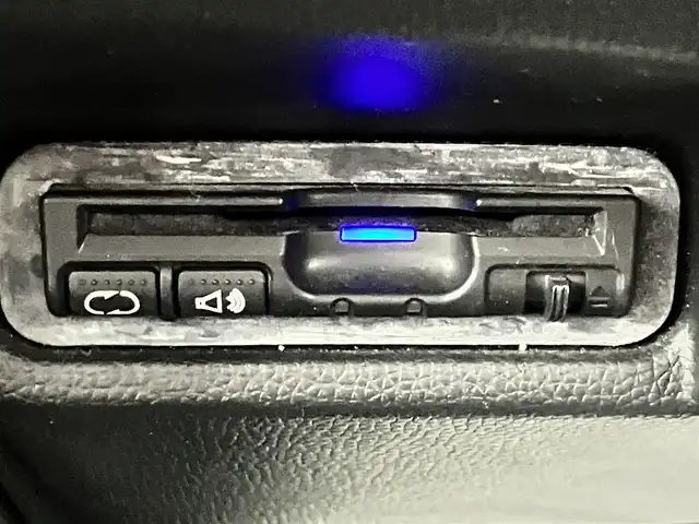 ホンダ フィット ハイブリット Lパッケージ 静岡県 2014(平26)年 7.9万km アラバスターシルバーメタリック エンジンスタートボタン/パワーステアリング/パワーウィンドウ/アイドリングストップ/スマートキー/スペアキー1本/オートエアコン/クルーズコントロール/ETC/ドライブレコーダー/SDナビ（CD/DVD/フルセグ）/純正フロアマット/ハーフレザーシート/ABS/横滑り防止装置/オートライト/LEDヘッドライト/Wエアバッグ