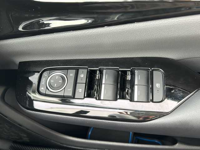 トヨタ プリウス Z 山形県 2024(令6)年 1.1万km プラチナホワイトパールマイカ レーダークルーズコントロール/純正12.3インチナビ/（Bluetooth/フルセグ)/全方位カメラ/電動パーキングブレーキ/置くだけ充電/本革ステアリング/BSM/寒冷地仕様/ガラスルーフ/DN席エアシート/DN席シートヒーター/DN席パワーシート/メモリシート/ビルトインETC2.0/純正フロアマット