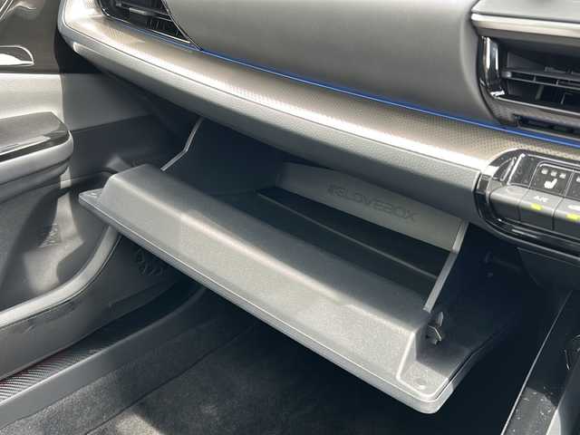 トヨタ プリウス Z 山形県 2024(令6)年 1.1万km プラチナホワイトパールマイカ レーダークルーズコントロール/純正12.3インチナビ/（Bluetooth/フルセグ)/全方位カメラ/電動パーキングブレーキ/置くだけ充電/本革ステアリング/BSM/寒冷地仕様/ガラスルーフ/DN席エアシート/DN席シートヒーター/DN席パワーシート/メモリシート/ビルトインETC2.0/純正フロアマット