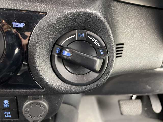 トヨタ ハイラックス Z 愛知県 2022(令4)年 3.7万km アティチュードブラックマイカ 禁煙車/４WD/ディーゼル/ターボ/純正７インチナビ/（CD/DVD/Bluetooth/フルセグTV/HDMI)/バックカメラ/トヨタセーフティセンス/・プリクラッシュセーフティ/・レーンディパーチャーアラート/・レーダークルーズコントロール/・パーキングセンサー/ETC/ドライブレコーダー/デジタルインナーミラー/ARBキャノピー/アイドリングストップ/ダウンヒルアシスト/センターデフロック/排出ガス浄化装置/パワーヒーター/純正１７インチアルミホイール/スマートキー/プッシュスタート/LEDヘッドライト/フロントフォグランプ/オートライト/フロアマット/横滑り防止装置