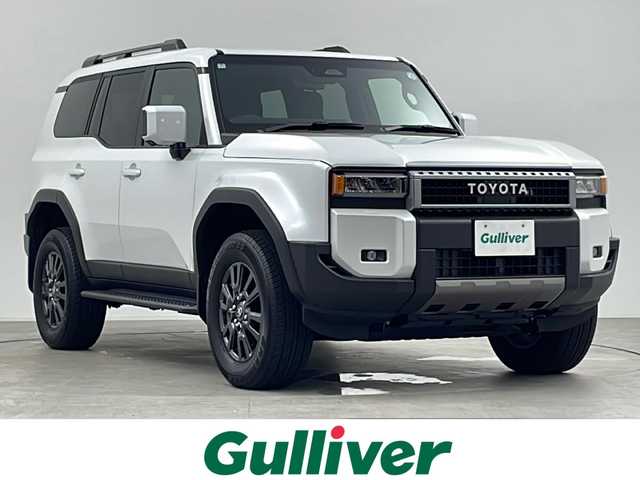 トヨタ ランドクルーザー ２５０ VX 千葉県 2024(令6)年 1万km プラチナホワイトパールマイカ フルタイム4WD/サンルーフ/トヨタセーフティセンス/・プリクラッシュセーフティ/・レーンディパーチャーアラート/・ブラインドスポットモニター/・クリアランスソナー/・ロードサインアシスト/・アダプティブクルーズコントロール/12.3インチコネクティッドナビ付ディスプレイオーディオ/・Bluetooth/・HDMI/・フルセグTV/・Miracast/アラウンドビューモニター/パワーバックドア/3眼LEDヘッドランプ/ブラックレザーシート/D席パワーシート/前席シートヒーター/エアシート/純正18インチアルミホイール/デジタルインナーミラー/パーキングスイッチ/ブレーキホールド/ステアリングヒーター/デュアルエアコン/ビルトインETC2.0/スマートキー×2/プッシュスタート