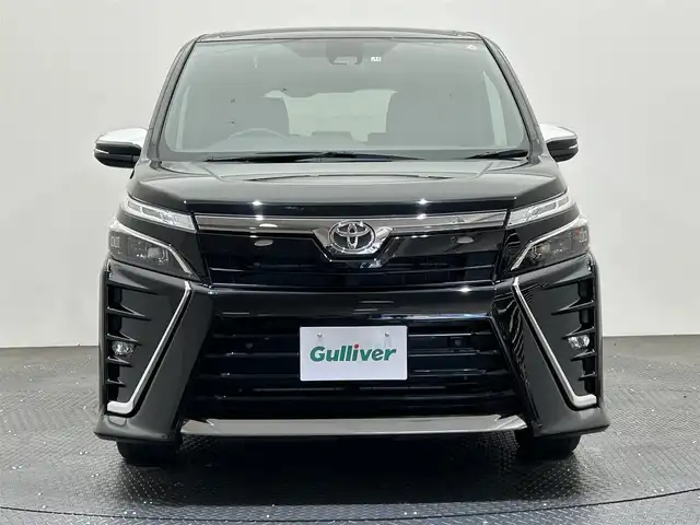トヨタ ヴォクシー ZS 煌Ⅲ 愛媛県 2021(令3)年 2.6万km ブラック ・１０型ナビ（フルセグＴＶ・ＢＴ・ＣＤ・ＤＶＤ・ＳＤ・ＦＭ・ＡＭ）/・バックカメラ　/・１２．１型後席モニター　/・クルーズコントロール　/・ＥＴＣ　/・衝突軽減ブレーキ　/・オートマチックハイビーム　/・レーンキープアシスト/・両側パワースライドドア/・USB充電