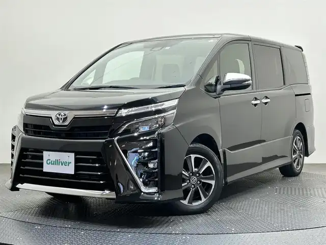 トヨタ ヴォクシー ZS 煌Ⅲ 愛媛県 2021(令3)年 2.6万km ブラック ・１０型ナビ（フルセグＴＶ・ＢＴ・ＣＤ・ＤＶＤ・ＳＤ・ＦＭ・ＡＭ）/・バックカメラ　/・１２．１型後席モニター　/・クルーズコントロール　/・ＥＴＣ　/・衝突軽減ブレーキ　/・オートマチックハイビーム　/・レーンキープアシスト/・両側パワースライドドア/・USB充電