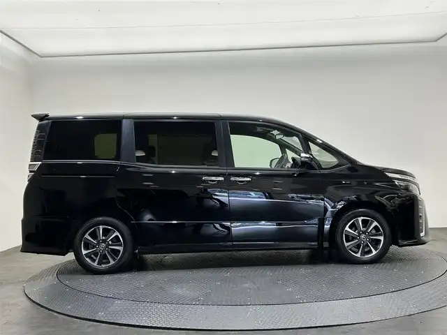 トヨタ ヴォクシー ZS 煌Ⅲ 愛媛県 2021(令3)年 2.6万km ブラック ・１０型ナビ（フルセグＴＶ・ＢＴ・ＣＤ・ＤＶＤ・ＳＤ・ＦＭ・ＡＭ）/・バックカメラ　/・１２．１型後席モニター　/・クルーズコントロール　/・ＥＴＣ　/・衝突軽減ブレーキ　/・オートマチックハイビーム　/・レーンキープアシスト/・両側パワースライドドア/・USB充電
