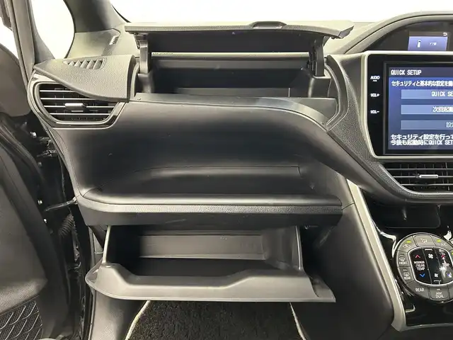 トヨタ ヴォクシー ZS 煌Ⅲ 愛媛県 2021(令3)年 2.6万km ブラック ・１０型ナビ（フルセグＴＶ・ＢＴ・ＣＤ・ＤＶＤ・ＳＤ・ＦＭ・ＡＭ）/・バックカメラ　/・１２．１型後席モニター　/・クルーズコントロール　/・ＥＴＣ　/・衝突軽減ブレーキ　/・オートマチックハイビーム　/・レーンキープアシスト/・両側パワースライドドア/・USB充電