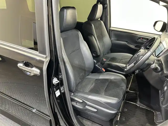 トヨタ ヴォクシー ZS 煌Ⅲ 愛媛県 2021(令3)年 2.6万km ブラック ・１０型ナビ（フルセグＴＶ・ＢＴ・ＣＤ・ＤＶＤ・ＳＤ・ＦＭ・ＡＭ）/・バックカメラ　/・１２．１型後席モニター　/・クルーズコントロール　/・ＥＴＣ　/・衝突軽減ブレーキ　/・オートマチックハイビーム　/・レーンキープアシスト/・両側パワースライドドア/・USB充電