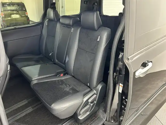 トヨタ ヴォクシー ZS 煌Ⅲ 愛媛県 2021(令3)年 2.6万km ブラック ・１０型ナビ（フルセグＴＶ・ＢＴ・ＣＤ・ＤＶＤ・ＳＤ・ＦＭ・ＡＭ）/・バックカメラ　/・１２．１型後席モニター　/・クルーズコントロール　/・ＥＴＣ　/・衝突軽減ブレーキ　/・オートマチックハイビーム　/・レーンキープアシスト/・両側パワースライドドア/・USB充電