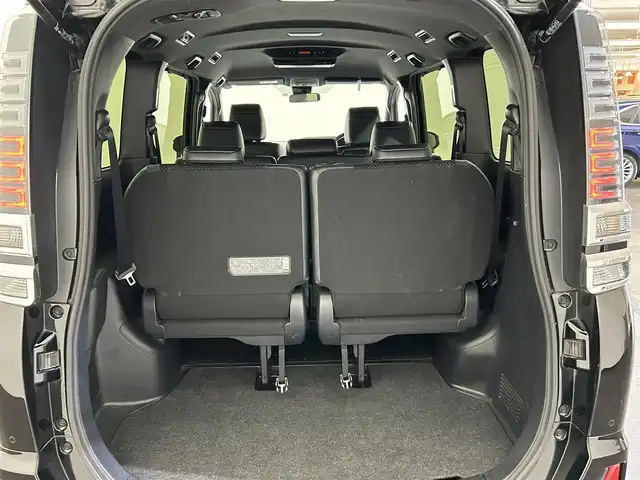 トヨタ ヴォクシー ZS 煌Ⅲ 愛媛県 2021(令3)年 2.6万km ブラック ・１０型ナビ（フルセグＴＶ・ＢＴ・ＣＤ・ＤＶＤ・ＳＤ・ＦＭ・ＡＭ）/・バックカメラ　/・１２．１型後席モニター　/・クルーズコントロール　/・ＥＴＣ　/・衝突軽減ブレーキ　/・オートマチックハイビーム　/・レーンキープアシスト/・両側パワースライドドア/・USB充電