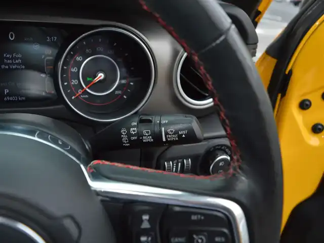 クライスラー・ジープ ジープ ラングラー アンリミテッド ルビコン スカイワンタッチパワートップ 栃木県 2019(令1)年 7万km 黄 49台限定車/電動開閉式ルーフ/4WD/純正ナビ/[AM/FM/BT/AUX/USB/ワンセグ]/衝突被害軽減ブレーキ/BSM/ACC/フロント＆リアパークアシスト/ヒルスタートアシスト/ヒルディセントコントロール/前席シートヒーター/ステアリングヒーター/バックカメラ/ETC/前後ドラレコ一体型デジタルインナーミラー/AC１１５V/LEDヘッドライト/フォグランプ/オートライト/スマートスペアキー×１/保証書/取扱説明書/カラーコードPYV(ヘラヤライエロー)