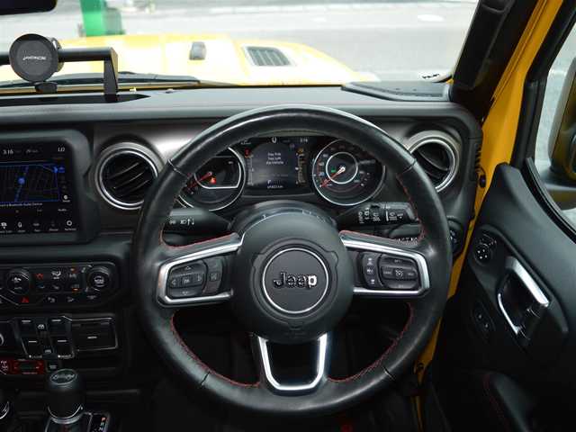 クライスラー・ジープ ジープ ラングラー アンリミテッド ルビコン スカイワンタッチパワートップ 栃木県 2019(令1)年 7万km 黄 イエロー49台限定車/電動開閉式ルーフ/4WD/純正ナビ/[AM/FM/BT/AUX/USB/ワンセグ]/衝突被害軽減ブレーキ/BSM/ACC/フロント＆リアパークアシスト/ヒルスタートアシスト/ヒルディセントコントロール/前席シートヒーター/ステアリングヒーター/バックカメラ/ETC/前後ドラレコ一体型デジタルインナーミラー/AC１１５V/LEDヘッドライト/フォグランプ/オートライト/スマートスペアキー×１/保証書/取扱説明書/カラーコードPYV(ヘラヤライエロー)