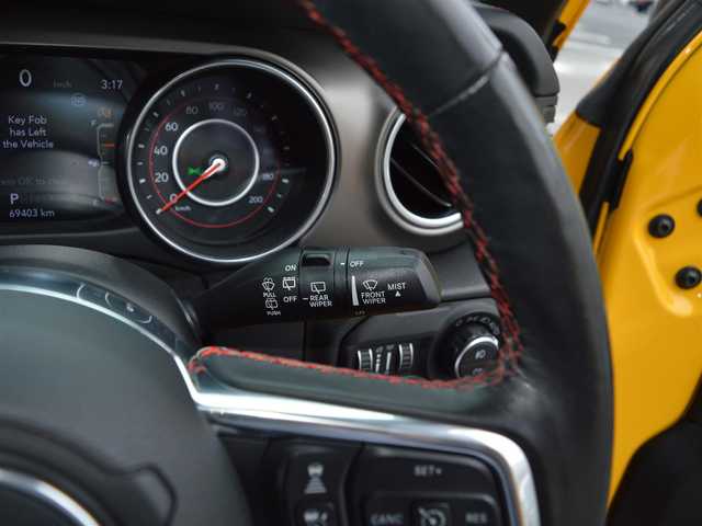 クライスラー・ジープ ジープ ラングラー アンリミテッド ルビコン スカイワンタッチパワートップ 栃木県 2019(令1)年 7万km 黄 イエロー49台限定車/電動開閉式ルーフ/4WD/純正ナビ/[AM/FM/BT/AUX/USB/ワンセグ]/衝突被害軽減ブレーキ/BSM/ACC/フロント＆リアパークアシスト/ヒルスタートアシスト/ヒルディセントコントロール/前席シートヒーター/ステアリングヒーター/バックカメラ/ETC/前後ドラレコ一体型デジタルインナーミラー/AC１１５V/LEDヘッドライト/フォグランプ/オートライト/スマートスペアキー×１/保証書/取扱説明書/カラーコードPYV(ヘラヤライエロー)