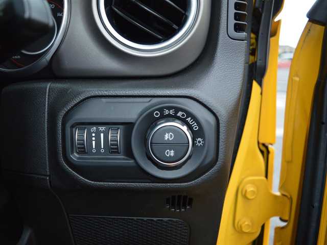 クライスラー・ジープ ジープ ラングラー アンリミテッド ルビコン スカイワンタッチパワートップ 栃木県 2019(令1)年 7万km 黄 イエロー49台限定車/電動開閉式ルーフ/4WD/純正ナビ/[AM/FM/BT/AUX/USB/ワンセグ]/衝突被害軽減ブレーキ/BSM/ACC/フロント＆リアパークアシスト/ヒルスタートアシスト/ヒルディセントコントロール/前席シートヒーター/ステアリングヒーター/バックカメラ/ETC/前後ドラレコ一体型デジタルインナーミラー/AC１１５V/LEDヘッドライト/フォグランプ/オートライト/スマートスペアキー×１/保証書/取扱説明書/カラーコードPYV(ヘラヤライエロー)