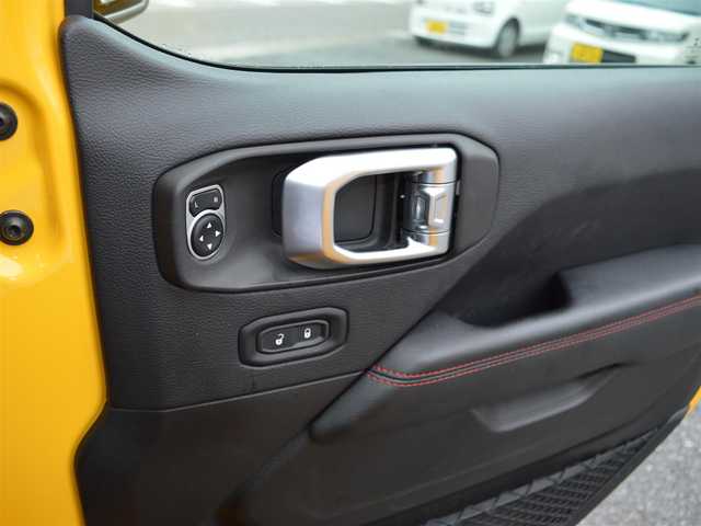 クライスラー・ジープ ジープ ラングラー アンリミテッド ルビコン スカイワンタッチパワートップ 栃木県 2019(令1)年 7万km 黄 イエロー49台限定車/電動開閉式ルーフ/4WD/純正ナビ/[AM/FM/BT/AUX/USB/ワンセグ]/衝突被害軽減ブレーキ/BSM/ACC/フロント＆リアパークアシスト/ヒルスタートアシスト/ヒルディセントコントロール/前席シートヒーター/ステアリングヒーター/バックカメラ/ETC/前後ドラレコ一体型デジタルインナーミラー/AC１１５V/LEDヘッドライト/フォグランプ/オートライト/スマートスペアキー×１/保証書/取扱説明書/カラーコードPYV(ヘラヤライエロー)