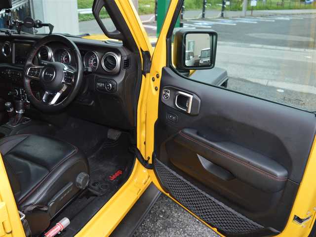 クライスラー・ジープ ジープ ラングラー アンリミテッド ルビコン スカイワンタッチパワートップ 栃木県 2019(令1)年 7万km 黄 イエロー49台限定車/電動開閉式ルーフ/4WD/純正ナビ/[AM/FM/BT/AUX/USB/ワンセグ]/衝突被害軽減ブレーキ/BSM/ACC/フロント＆リアパークアシスト/ヒルスタートアシスト/ヒルディセントコントロール/前席シートヒーター/ステアリングヒーター/バックカメラ/ETC/前後ドラレコ一体型デジタルインナーミラー/AC１１５V/LEDヘッドライト/フォグランプ/オートライト/スマートスペアキー×１/保証書/取扱説明書/カラーコードPYV(ヘラヤライエロー)