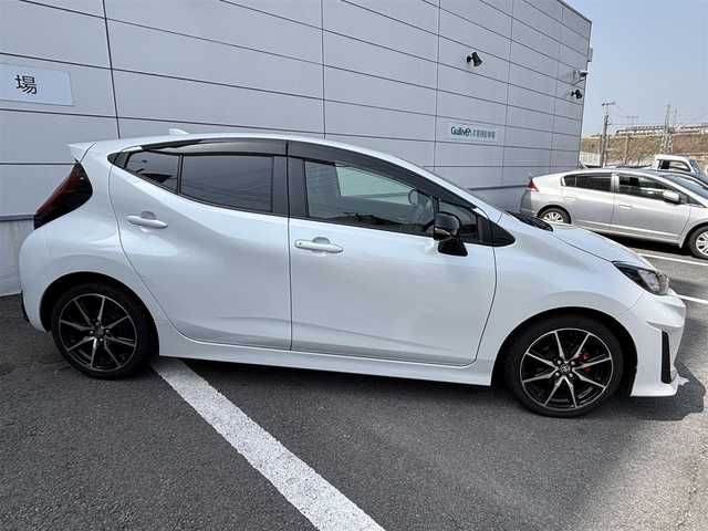 トヨタ アクア GRスポーツ 茨城県 2023(令5)年 2.8万km プラチナホワイトパールマイカ 純正10.5DA/(BT/フルセグ)/バックカメラ/衝突軽減ブレーキ/レーンアシスト/コーナーセンサー/レーダークルーズ/ETC2.0/ステアリングスイッチ/オートハイビーム/ハーフレザーシート/シートヒーター/純正17インチAW