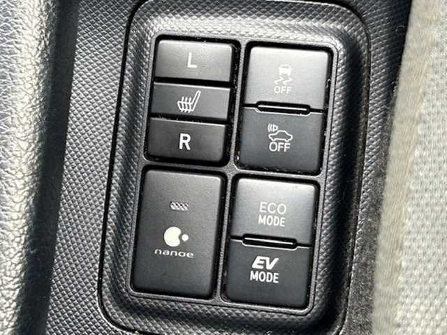 トヨタ アクア S 大阪府 2017(平29)年 5.3万km ライムホワイトパールクリスタルシャイン 純正ナビ　/バックカメラ　/フルセグ　/前席シートヒーター　/プリクラッシュセーフティ　/レーンキープアシスト　/オートハイビーム　/ドライブレコーダー　/ＬＥＤヘッドライト　/ビルトインＥＴＣ　/スマートキー×２