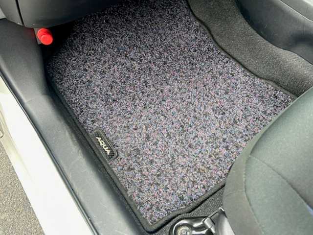 トヨタ アクア S 大阪府 2017(平29)年 5.3万km ライムホワイトパールクリスタルシャイン 純正ナビ　/バックカメラ　/フルセグ　/前席シートヒーター　/プリクラッシュセーフティ　/レーンキープアシスト　/オートハイビーム　/ドライブレコーダー　/ＬＥＤヘッドライト　/ビルトインＥＴＣ　/スマートキー×２