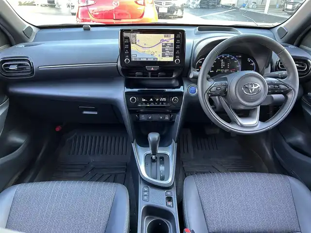 トヨタ ヤリスクロス ハイブリッド Z 島根県 2023(令5)年 1.7万km プラチナホワイトパールマイカ 登録時走行距離　16129km/取扱説明書/保証書/純正ナビ(Bluetooth/AM/FM)/フルセグテレビ/バックカメラ（フロント・サイド・バック）/ヘッドアップディスプレイ/パワーシート（D席）/シートヒーター（DN席）/ステアリングヒーター/ハンズフリーパワーバックドア/オートマチックハイビーム/レーントレーシングアシスト/プリクラッシュセーフティシステム/ブラインドスポットモニター/リヤクロストラフィックアラート/パーキングサポートブレーキ/ロードサインアシスト/ETC/純正アルミ１８インチ