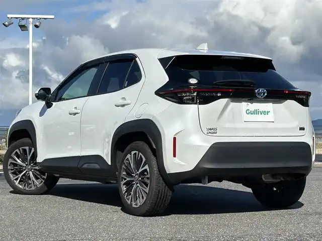 トヨタ ヤリスクロス ハイブリッド Z 島根県 2023(令5)年 1.7万km プラチナホワイトパールマイカ 登録時走行距離　16129km/取扱説明書/保証書/純正ナビ(Bluetooth/AM/FM)/フルセグテレビ/バックカメラ（フロント・サイド・バック）/ヘッドアップディスプレイ/パワーシート（D席）/シートヒーター（DN席）/ステアリングヒーター/ハンズフリーパワーバックドア/オートマチックハイビーム/レーントレーシングアシスト/プリクラッシュセーフティシステム/ブラインドスポットモニター/リヤクロストラフィックアラート/パーキングサポートブレーキ/ロードサインアシスト/ETC/純正アルミ１８インチ