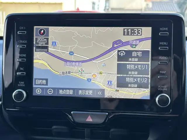 トヨタ ヤリスクロス ハイブリッド Z 島根県 2023(令5)年 1.7万km プラチナホワイトパールマイカ 登録時走行距離　16129km/取扱説明書/保証書/純正ナビ(Bluetooth/AM/FM)/フルセグテレビ/バックカメラ（フロント・サイド・バック）/ヘッドアップディスプレイ/パワーシート（D席）/シートヒーター（DN席）/ステアリングヒーター/ハンズフリーパワーバックドア/オートマチックハイビーム/レーントレーシングアシスト/プリクラッシュセーフティシステム/ブラインドスポットモニター/リヤクロストラフィックアラート/パーキングサポートブレーキ/ロードサインアシスト/ETC/純正アルミ１８インチ