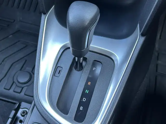 トヨタ ヤリスクロス ハイブリッド Z 島根県 2023(令5)年 1.7万km プラチナホワイトパールマイカ 登録時走行距離　16129km/取扱説明書/保証書/純正ナビ(Bluetooth/AM/FM)/フルセグテレビ/バックカメラ（フロント・サイド・バック）/ヘッドアップディスプレイ/パワーシート（D席）/シートヒーター（DN席）/ステアリングヒーター/ハンズフリーパワーバックドア/オートマチックハイビーム/レーントレーシングアシスト/プリクラッシュセーフティシステム/ブラインドスポットモニター/リヤクロストラフィックアラート/パーキングサポートブレーキ/ロードサインアシスト/ETC/純正アルミ１８インチ