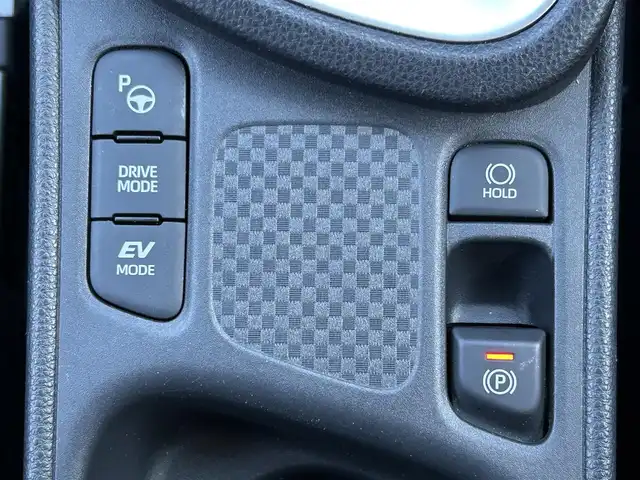 トヨタ ヤリスクロス ハイブリッド Z 島根県 2023(令5)年 1.7万km プラチナホワイトパールマイカ 登録時走行距離　16129km/取扱説明書/保証書/純正ナビ(Bluetooth/AM/FM)/フルセグテレビ/バックカメラ（フロント・サイド・バック）/ヘッドアップディスプレイ/パワーシート（D席）/シートヒーター（DN席）/ステアリングヒーター/ハンズフリーパワーバックドア/オートマチックハイビーム/レーントレーシングアシスト/プリクラッシュセーフティシステム/ブラインドスポットモニター/リヤクロストラフィックアラート/パーキングサポートブレーキ/ロードサインアシスト/ETC/純正アルミ１８インチ