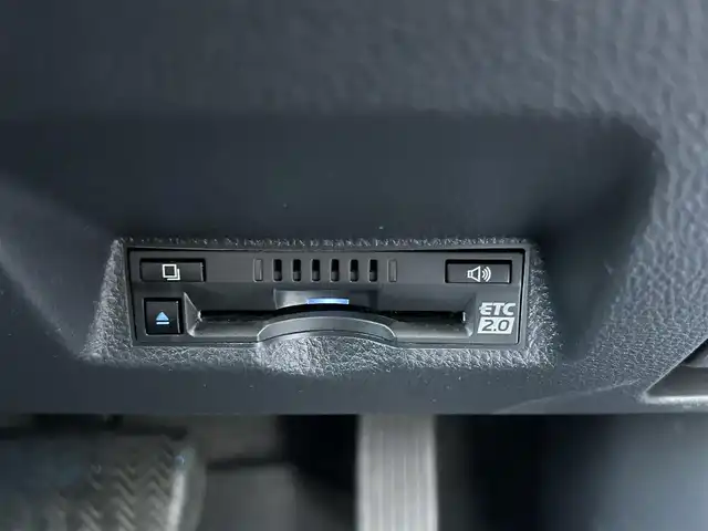 トヨタ ヤリスクロス ハイブリッド Z 島根県 2023(令5)年 1.7万km プラチナホワイトパールマイカ 登録時走行距離　16129km/取扱説明書/保証書/純正ナビ(Bluetooth/AM/FM)/フルセグテレビ/バックカメラ（フロント・サイド・バック）/ヘッドアップディスプレイ/パワーシート（D席）/シートヒーター（DN席）/ステアリングヒーター/ハンズフリーパワーバックドア/オートマチックハイビーム/レーントレーシングアシスト/プリクラッシュセーフティシステム/ブラインドスポットモニター/リヤクロストラフィックアラート/パーキングサポートブレーキ/ロードサインアシスト/ETC/純正アルミ１８インチ