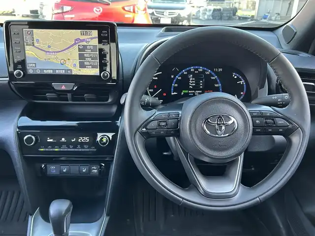 トヨタ ヤリスクロス ハイブリッド Z 島根県 2023(令5)年 1.7万km プラチナホワイトパールマイカ 登録時走行距離　16129km/取扱説明書/保証書/純正ナビ(Bluetooth/AM/FM)/フルセグテレビ/バックカメラ（フロント・サイド・バック）/ヘッドアップディスプレイ/パワーシート（D席）/シートヒーター（DN席）/ステアリングヒーター/ハンズフリーパワーバックドア/オートマチックハイビーム/レーントレーシングアシスト/プリクラッシュセーフティシステム/ブラインドスポットモニター/リヤクロストラフィックアラート/パーキングサポートブレーキ/ロードサインアシスト/ETC/純正アルミ１８インチ