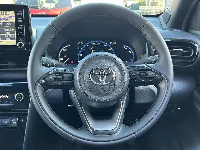 トヨタ ヤリスクロス ハイブリッド Z 島根県 2023(令5)年 1.7万km プラチナホワイトパールマイカ 登録時走行距離　16129km/取扱説明書/保証書/純正ナビ(Bluetooth/AM/FM)/フルセグテレビ/バックカメラ（フロント・サイド・バック）/ヘッドアップディスプレイ/パワーシート（D席）/シートヒーター（DN席）/ステアリングヒーター/ハンズフリーパワーバックドア/オートマチックハイビーム/レーントレーシングアシスト/プリクラッシュセーフティシステム/ブラインドスポットモニター/リヤクロストラフィックアラート/パーキングサポートブレーキ/ロードサインアシスト/ETC/純正アルミ１８インチ