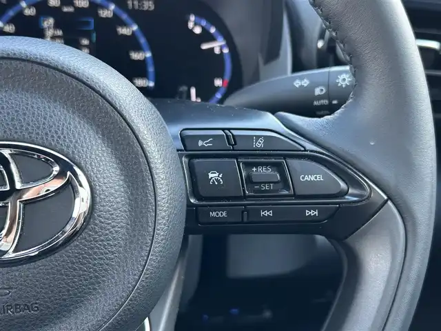 トヨタ ヤリスクロス ハイブリッド Z 島根県 2023(令5)年 1.7万km プラチナホワイトパールマイカ 登録時走行距離　16129km/取扱説明書/保証書/純正ナビ(Bluetooth/AM/FM)/フルセグテレビ/バックカメラ（フロント・サイド・バック）/ヘッドアップディスプレイ/パワーシート（D席）/シートヒーター（DN席）/ステアリングヒーター/ハンズフリーパワーバックドア/オートマチックハイビーム/レーントレーシングアシスト/プリクラッシュセーフティシステム/ブラインドスポットモニター/リヤクロストラフィックアラート/パーキングサポートブレーキ/ロードサインアシスト/ETC/純正アルミ１８インチ