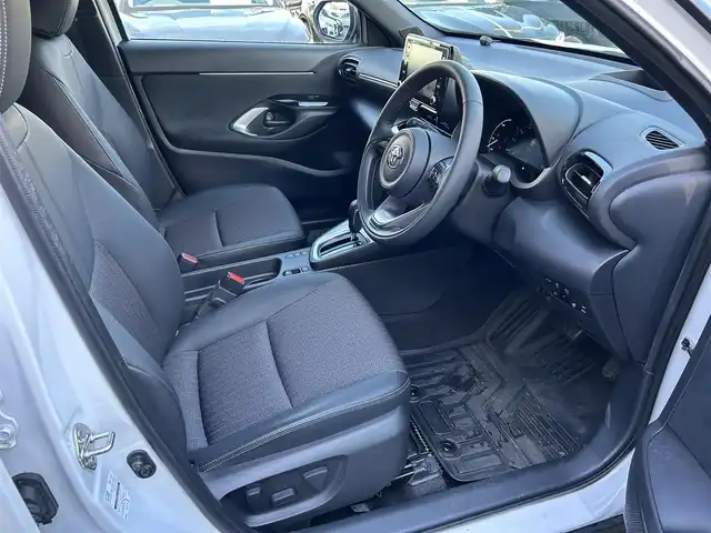 トヨタ ヤリスクロス ハイブリッド Z 島根県 2023(令5)年 1.7万km プラチナホワイトパールマイカ 登録時走行距離　16129km/取扱説明書/保証書/純正ナビ(Bluetooth/AM/FM)/フルセグテレビ/バックカメラ（フロント・サイド・バック）/ヘッドアップディスプレイ/パワーシート（D席）/シートヒーター（DN席）/ステアリングヒーター/ハンズフリーパワーバックドア/オートマチックハイビーム/レーントレーシングアシスト/プリクラッシュセーフティシステム/ブラインドスポットモニター/リヤクロストラフィックアラート/パーキングサポートブレーキ/ロードサインアシスト/ETC/純正アルミ１８インチ