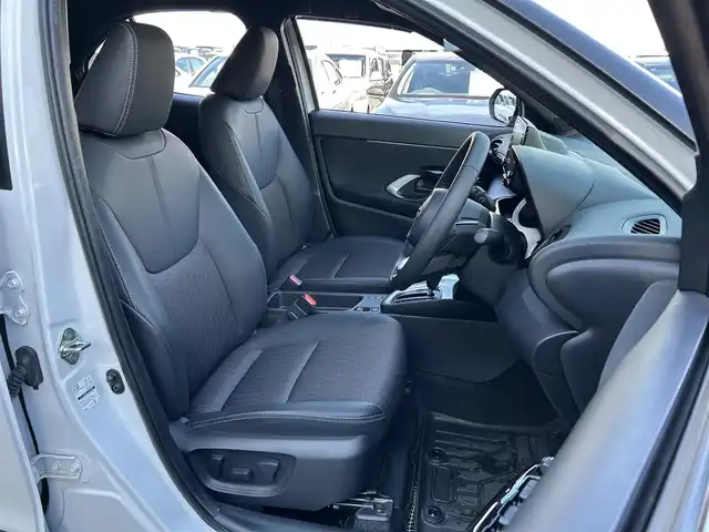 トヨタ ヤリスクロス ハイブリッド Z 島根県 2023(令5)年 1.7万km プラチナホワイトパールマイカ 登録時走行距離　16129km/取扱説明書/保証書/純正ナビ(Bluetooth/AM/FM)/フルセグテレビ/バックカメラ（フロント・サイド・バック）/ヘッドアップディスプレイ/パワーシート（D席）/シートヒーター（DN席）/ステアリングヒーター/ハンズフリーパワーバックドア/オートマチックハイビーム/レーントレーシングアシスト/プリクラッシュセーフティシステム/ブラインドスポットモニター/リヤクロストラフィックアラート/パーキングサポートブレーキ/ロードサインアシスト/ETC/純正アルミ１８インチ