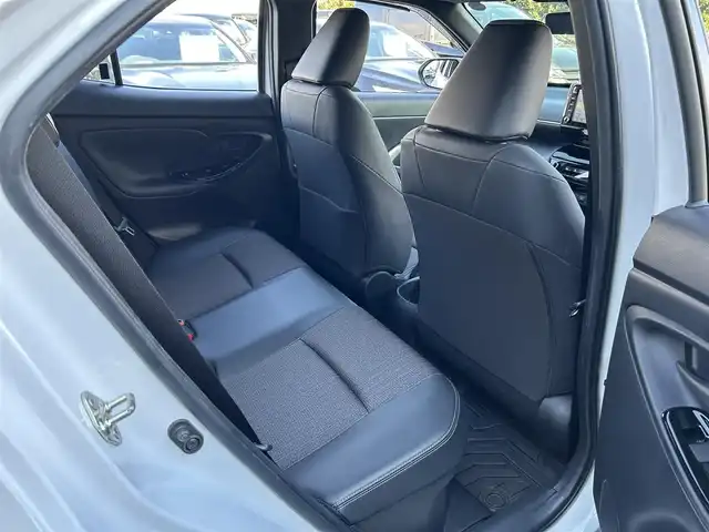 トヨタ ヤリスクロス ハイブリッド Z 島根県 2023(令5)年 1.7万km プラチナホワイトパールマイカ 登録時走行距離　16129km/取扱説明書/保証書/純正ナビ(Bluetooth/AM/FM)/フルセグテレビ/バックカメラ（フロント・サイド・バック）/ヘッドアップディスプレイ/パワーシート（D席）/シートヒーター（DN席）/ステアリングヒーター/ハンズフリーパワーバックドア/オートマチックハイビーム/レーントレーシングアシスト/プリクラッシュセーフティシステム/ブラインドスポットモニター/リヤクロストラフィックアラート/パーキングサポートブレーキ/ロードサインアシスト/ETC/純正アルミ１８インチ