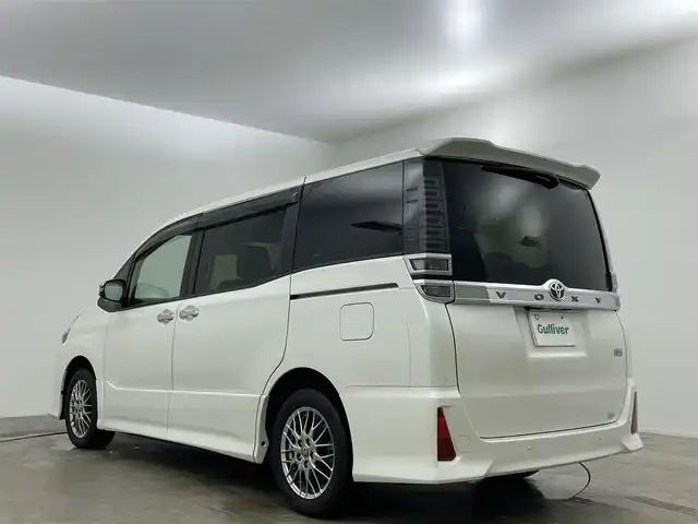 トヨタ ヴォクシー ハイブリッド ZS 煌Ⅲ 岡山県 2021(令3)年 5万km ホワイトパールクリスタルシャイン 純正ナビ/（CD/BT/AUX)/衝突軽減ブレーキ/両側パワースライドドア/ビルトインＥＴＣ/シートヒーター（D/N席）/ハーフレザーシート/ＬＥＤヘッドライト/オートハイビーム/オートライト/LEDフォグランプ/バックカメラ/コーナーセンサー/プッシュスタート/クルーズコントロール/アイドリングストップ/レーンキープアシスト/純正16AW/スマートキー×1/踏み間違い防止/ISOFIX/後席サンシェイド/ステアリングスイッチ/チルトステアリング/充電用USB/シートリフター/シートバックテーブル/ウインカーミラー/ドアバイザー/新車保証書/取扱説明書
