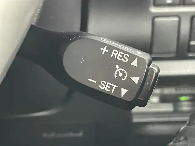 トヨタ ヴォクシー ハイブリッド ZS 煌Ⅲ 岡山県 2021(令3)年 5万km ホワイトパールクリスタルシャイン 純正ナビ/（CD/BT/AUX)/衝突軽減ブレーキ/両側パワースライドドア/ビルトインＥＴＣ/シートヒーター（D/N席）/ハーフレザーシート/ＬＥＤヘッドライト/オートハイビーム/オートライト/LEDフォグランプ/バックカメラ/コーナーセンサー/プッシュスタート/クルーズコントロール/アイドリングストップ/レーンキープアシスト/純正16AW/スマートキー×1/踏み間違い防止/ISOFIX/後席サンシェイド/ステアリングスイッチ/チルトステアリング/充電用USB/シートリフター/シートバックテーブル/ウインカーミラー/ドアバイザー/新車保証書/取扱説明書