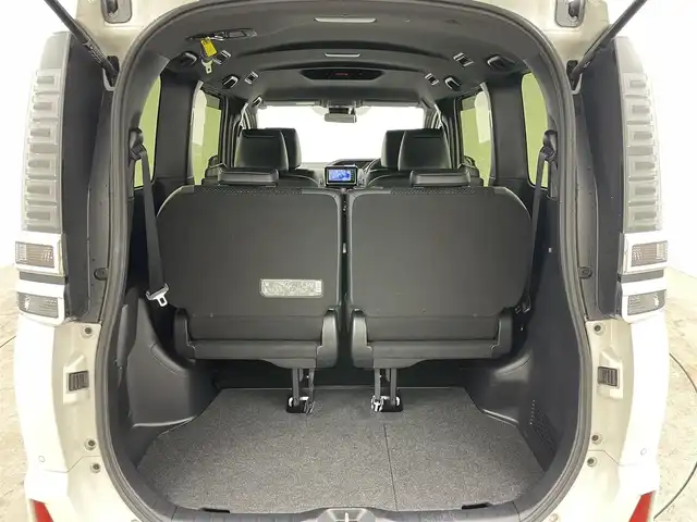 トヨタ ヴォクシー ハイブリッド ZS 煌Ⅲ 岡山県 2021(令3)年 5万km ホワイトパールクリスタルシャイン 純正ナビ/（CD/BT/AUX)/衝突軽減ブレーキ/両側パワースライドドア/ビルトインＥＴＣ/シートヒーター（D/N席）/ハーフレザーシート/ＬＥＤヘッドライト/オートハイビーム/オートライト/LEDフォグランプ/バックカメラ/コーナーセンサー/プッシュスタート/クルーズコントロール/アイドリングストップ/レーンキープアシスト/純正16AW/スマートキー×1/踏み間違い防止/ISOFIX/後席サンシェイド/ステアリングスイッチ/チルトステアリング/充電用USB/シートリフター/シートバックテーブル/ウインカーミラー/ドアバイザー/新車保証書/取扱説明書