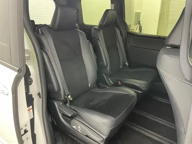 トヨタ ヴォクシー ハイブリッド ZS 煌Ⅲ 岡山県 2021(令3)年 5万km ホワイトパールクリスタルシャイン 純正ナビ/（CD/BT/AUX)/衝突軽減ブレーキ/両側パワースライドドア/ビルトインＥＴＣ/シートヒーター（D/N席）/ハーフレザーシート/ＬＥＤヘッドライト/オートハイビーム/オートライト/LEDフォグランプ/バックカメラ/コーナーセンサー/プッシュスタート/クルーズコントロール/アイドリングストップ/レーンキープアシスト/純正16AW/スマートキー×1/踏み間違い防止/ISOFIX/後席サンシェイド/ステアリングスイッチ/チルトステアリング/充電用USB/シートリフター/シートバックテーブル/ウインカーミラー/ドアバイザー/新車保証書/取扱説明書