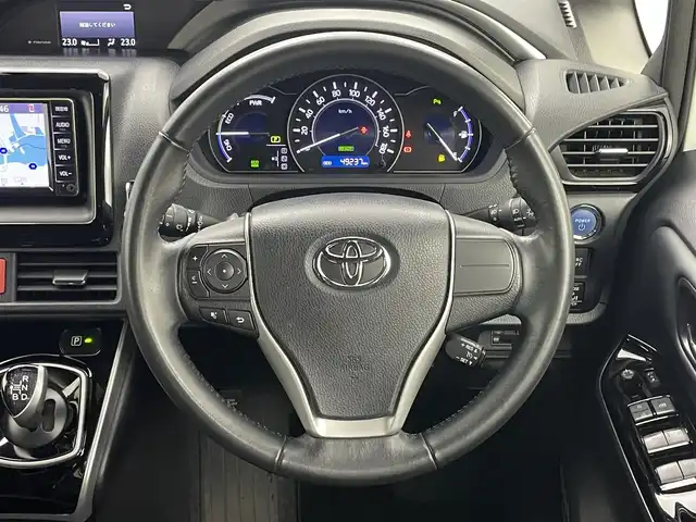 トヨタ ヴォクシー ハイブリッド ZS 煌Ⅲ 岡山県 2021(令3)年 5万km ホワイトパールクリスタルシャイン 純正ナビ/（CD/BT/AUX)/衝突軽減ブレーキ/両側パワースライドドア/ビルトインＥＴＣ/シートヒーター（D/N席）/ハーフレザーシート/ＬＥＤヘッドライト/オートハイビーム/オートライト/LEDフォグランプ/バックカメラ/コーナーセンサー/プッシュスタート/クルーズコントロール/アイドリングストップ/レーンキープアシスト/純正16AW/スマートキー×1/踏み間違い防止/ISOFIX/後席サンシェイド/ステアリングスイッチ/チルトステアリング/充電用USB/シートリフター/シートバックテーブル/ウインカーミラー/ドアバイザー/新車保証書/取扱説明書