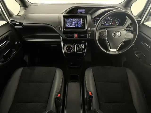 トヨタ ヴォクシー ハイブリッド ZS 煌Ⅲ 大阪府 2021(令3)年 5万km ホワイトパールクリスタルシャイン トヨタセーフティーセンス/　・プリクラッシュセーフティ/　・レーントレーシングアシスト[LTA]/　・レーダークルーズコントロール（全車速追従機能付）/　・アダプティブハイビームシステム［AHS］/　・オートマチックハイビーム[AHB]/　・ロードサインアシスト[RSA]/純正ナビ（Bluetooth/CD）/フルセグTV/バックカメラ/両側パワースライドドア/LEDヘッドライト/フォグランプ/ハーフレザーシート/シートヒーター/純正16インチアルミホイール/コーナーセンサー/USB充電/スマートキー