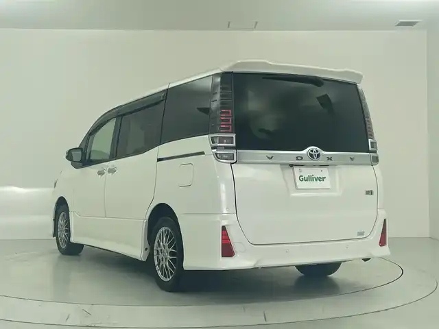 トヨタ ヴォクシー ハイブリッド ZS 煌Ⅲ 大阪府 2021(令3)年 5万km ホワイトパールクリスタルシャイン トヨタセーフティーセンス/　・プリクラッシュセーフティ/　・レーントレーシングアシスト[LTA]/　・レーダークルーズコントロール（全車速追従機能付）/　・アダプティブハイビームシステム［AHS］/　・オートマチックハイビーム[AHB]/　・ロードサインアシスト[RSA]/純正ナビ（Bluetooth/CD）/フルセグTV/バックカメラ/両側パワースライドドア/LEDヘッドライト/フォグランプ/ハーフレザーシート/シートヒーター/純正16インチアルミホイール/コーナーセンサー/USB充電/スマートキー