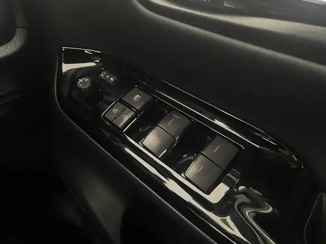 トヨタ ヴォクシー ハイブリッド ZS 煌Ⅲ 大阪府 2021(令3)年 5万km ホワイトパールクリスタルシャイン トヨタセーフティーセンス/　・プリクラッシュセーフティ/　・レーントレーシングアシスト[LTA]/　・レーダークルーズコントロール（全車速追従機能付）/　・アダプティブハイビームシステム［AHS］/　・オートマチックハイビーム[AHB]/　・ロードサインアシスト[RSA]/純正ナビ（Bluetooth/CD）/フルセグTV/バックカメラ/両側パワースライドドア/LEDヘッドライト/フォグランプ/ハーフレザーシート/シートヒーター/純正16インチアルミホイール/コーナーセンサー/USB充電/スマートキー