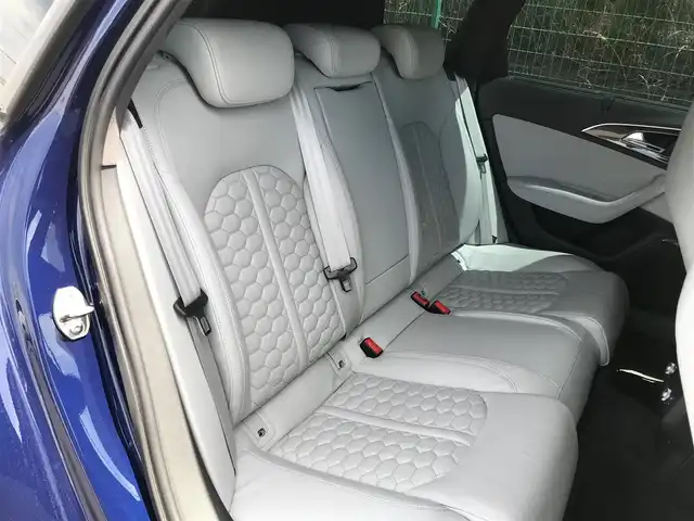 アウディ ＲＳ６ アバント 群馬県 2014(平26)年 8.5万km エストリアルブルークリスタルエフェクト 4WD/純正ナビ(Bluetooth/AM/FM)/パワーテールゲート/ビルトインETC/ドライブレコーダー/クルーズコントロール/横滑り防止装置/IC付ツインターボ/LEDヘッドランプ/オートライト/デュアルオートエアコン/本革巻きステアリング/ステアリングスイッチ/バルコナレザーシート/全席シートヒーター/前席パワーシート/運転席メモリー機能/純正21インチアルミホイール/アドバンストキーシステム/ユピテルGPS&レーダー探知機/禁煙車