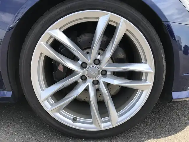 アウディ ＲＳ６ アバント 群馬県 2014(平26)年 8.5万km エストリアルブルークリスタルエフェクト 4WD/純正ナビ(Bluetooth/AM/FM)/パワーテールゲート/ビルトインETC/ドライブレコーダー/クルーズコントロール/横滑り防止装置/IC付ツインターボ/LEDヘッドランプ/オートライト/デュアルオートエアコン/本革巻きステアリング/ステアリングスイッチ/バルコナレザーシート/全席シートヒーター/前席パワーシート/運転席メモリー機能/純正21インチアルミホイール/アドバンストキーシステム/ユピテルGPS&レーダー探知機/禁煙車