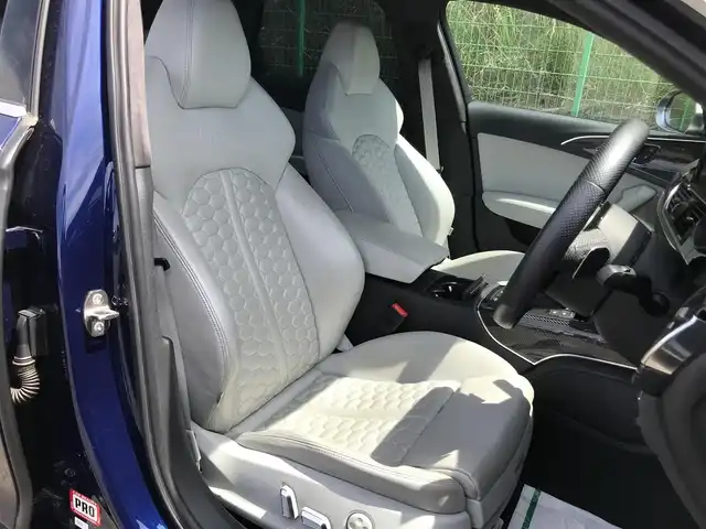 アウディ ＲＳ６ アバント 群馬県 2014(平26)年 8.5万km エストリアルブルークリスタルエフェクト 4WD/純正ナビ(Bluetooth/AM/FM)/パワーテールゲート/ビルトインETC/ドライブレコーダー/クルーズコントロール/横滑り防止装置/IC付ツインターボ/LEDヘッドランプ/オートライト/デュアルオートエアコン/本革巻きステアリング/ステアリングスイッチ/バルコナレザーシート/全席シートヒーター/前席パワーシート/運転席メモリー機能/純正21インチアルミホイール/アドバンストキーシステム/ユピテルGPS&レーダー探知機/禁煙車