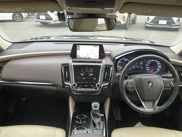 トヨタ クラウン ハイブリッド S Cパッケージ 茨城県 2018(平30)年 5万km ダークブルーマイカ プリクラッシュセーフティ/パーキングブレーキサポート/ふらつき検知/リアクロストラフィックアラート/クリアランスソナー/リアカメラ検知/先行車発進告知/センタートーレス制御/純正SDナビ/　　BT/CD/DVD/フルセグ/パノラミックビューモニター/パドルシフト/レーダークルーズコントロール/パワーシート/シートヒーター/ハンドルヒーター/純正17インチアルミホイール/LEDオートライト/オートマティックハイビーム/コーナーセンサー/ドライブレコーダー/スマートキー/ETC2.0