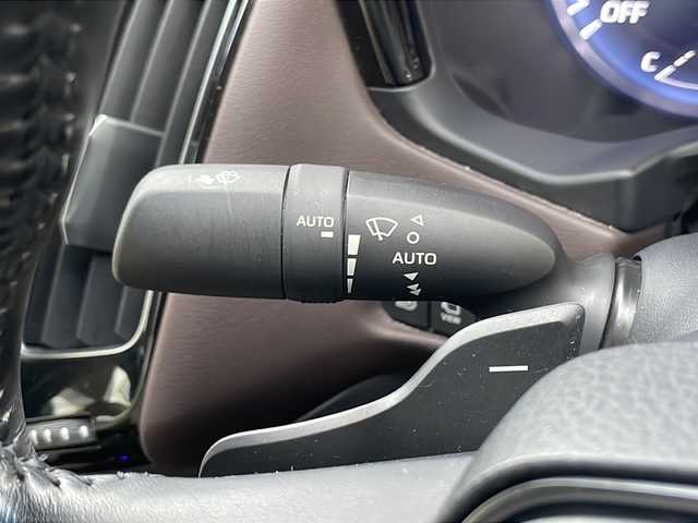 トヨタ クラウン ハイブリッド S Cパッケージ 茨城県 2018(平30)年 5万km ダークブルーマイカ プリクラッシュセーフティ/パーキングブレーキサポート/ふらつき検知/リアクロストラフィックアラート/クリアランスソナー/リアカメラ検知/先行車発進告知/センタートーレス制御/純正SDナビ/　　BT/CD/DVD/フルセグ/パノラミックビューモニター/パドルシフト/レーダークルーズコントロール/パワーシート/シートヒーター/ハンドルヒーター/純正17インチアルミホイール/LEDオートライト/オートマティックハイビーム/コーナーセンサー/ドライブレコーダー/スマートキー/ETC2.0