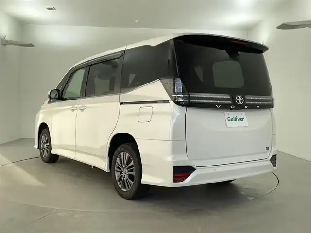 トヨタ ヴォクシー S－Z 福井県 2022(令4)年 2.4万km ホワイトパールクリスタルシャイン ４ＷＤ　/純正ナビ機能付きディスプレイオーディオプラス　/（ＦＭ／ＡＭ／ＢＴ／ＣＤ／ＤＶＤ／ＨＤＭＩ）　/純正１２．３型フリップダウンモニター/両側パワースライドドア/快適利便パッケージ/純正ＥＴＣ２．０/電動リアゲート/純正16インチアルミホイール/純正フロアマット/スペアキー/トヨタセーフティセンス